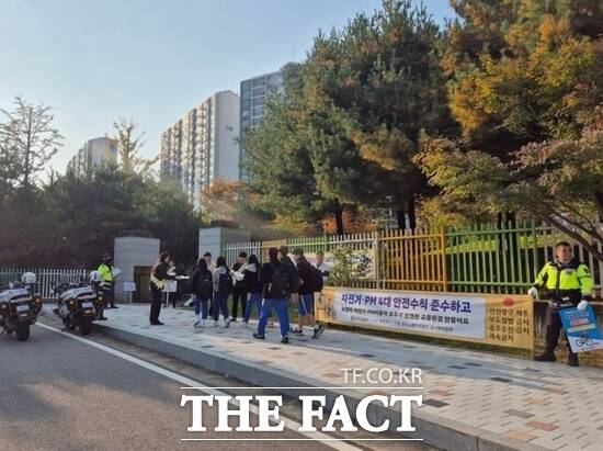 경기 파주시가 지난 7월 23일부터 10월 31일까지 진행한 교통안전, 특별한 100일 프로젝트 일환으로 시 공무원 및 관계기관, 시민 등이 지역 내 학교를 찾아 개인형 이동장치(PM)의 올바른 이용을 홍보하는 캠페인을 벌이고 있다. /파주시