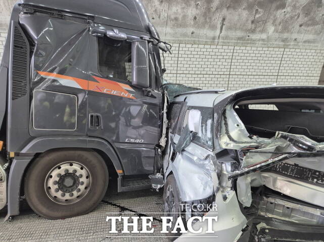 12일 오후 2시 13쯤 충남 공주시 인풍리 천안방향 천안논산고속도로 차령터널에서 8중 추돌사고가 발생해 14명이 다쳤다. /공주소방서