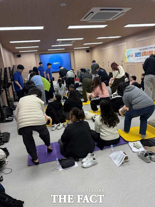 충남도립대가 지역민과 재학생을 대상으로 일반인 심폐소생술 심화과정을 진행하고 있다. /충남도립대