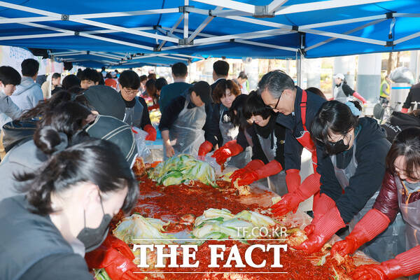 대전시자원봉사연합회가 12일 제17회 따뜻한 겨울나기 김장대봉사 행사를 개최했다. /대전시