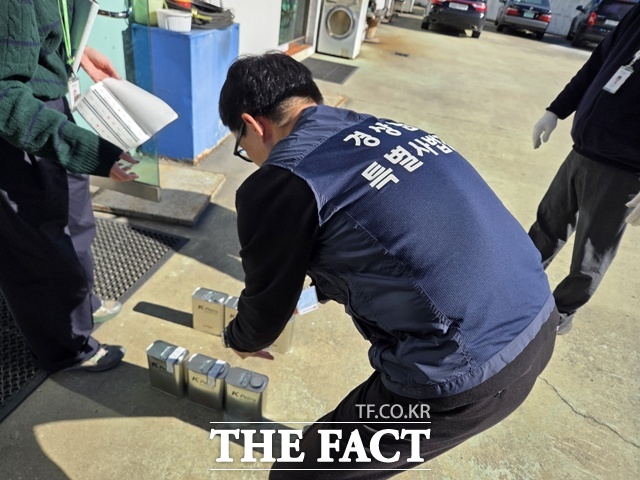 경남도 특별사법경찰이 석유 불법 유통·판매 업소를 단속하고 있다. /경남도