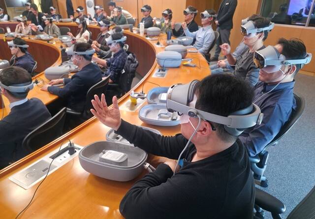 삼성 임직원들이 갤럭시XR 활용 교육에 참여하고 있다. /삼성