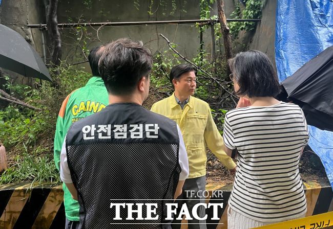 조용익 부천시장이 여름철 자연재난 대책 기간 중 노후 건축물에 대한 안전 점검을 하고 있다. /부천시