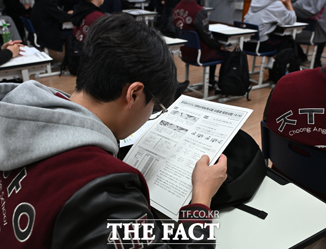 2026학년도 대학수학능력시험을 하루 앞둔 12일 오전 서울 종로구 중앙고등학교에서 고3 수험생이 수능 유의사항이 담긴 자료를 살펴보고 있다./이새롬 기자
