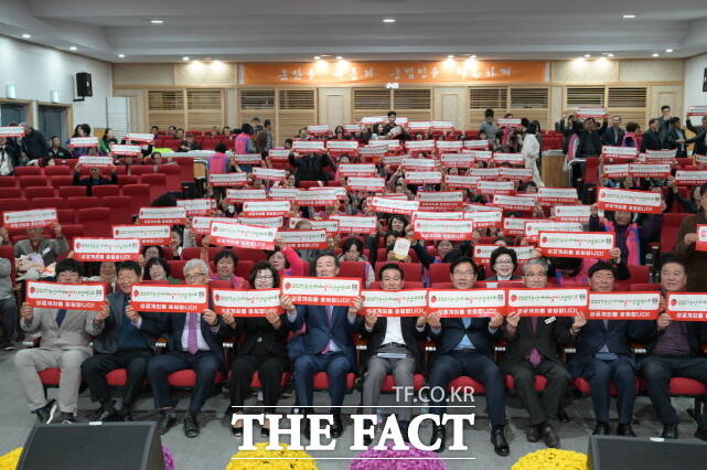 11일 2025 농업인 학습단체 화합한마당행사에서 펼쳐진 2027 세계딸기산업엑스포 성공 기원 퍼포먼스. /논산시