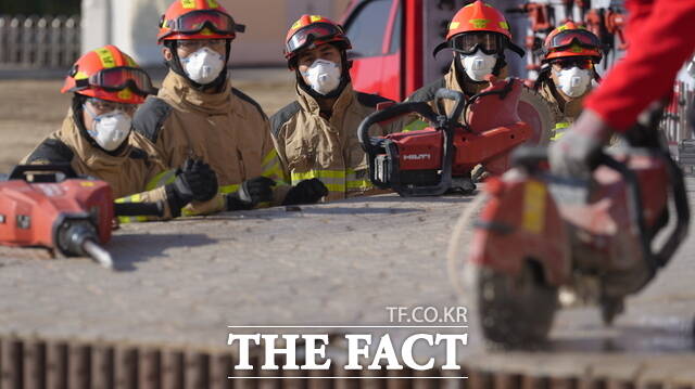 천안동남소방서 구조대원들이 도시탐색 특별구조훈련에서 첨단장비의 사용 설명을 듣고 있다. /천안동남소방서