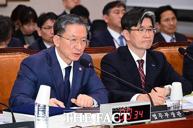 추미애 국회 법제사법위원장이 이날 회의를 주재하며 안경을 고쳐쓰는 모습.