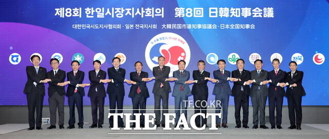 12일 인천시 경원재 바이 워커힐호텔에서 열린 제8회 한일지사회의에 참석한 김관영 전북도지사(오른쪽 세 번째)가 인구 감소 및 지방 소멸 대응 전략을 발표하고, 양국 지방정부 간 실질적 협력 방안을 모색하는 기념 촬영을 하고 있다. /전북도