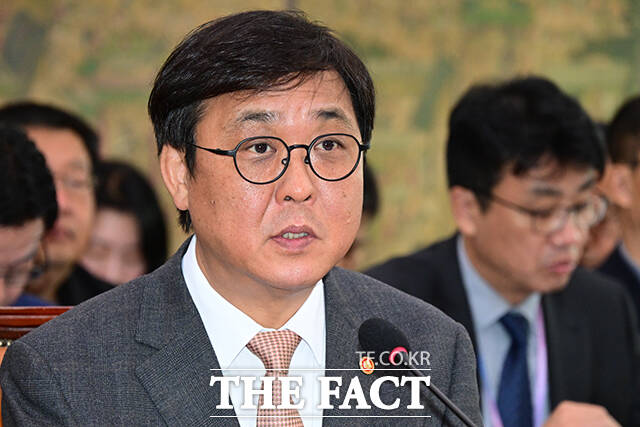 최휘영 문화체육관광부 장관이 11일 오후 서울 여의도 국회에서 열린 문화체육관광위원회 전체회의에 참석해 질의 답변을 하고 있다. /국회=남윤호 기자