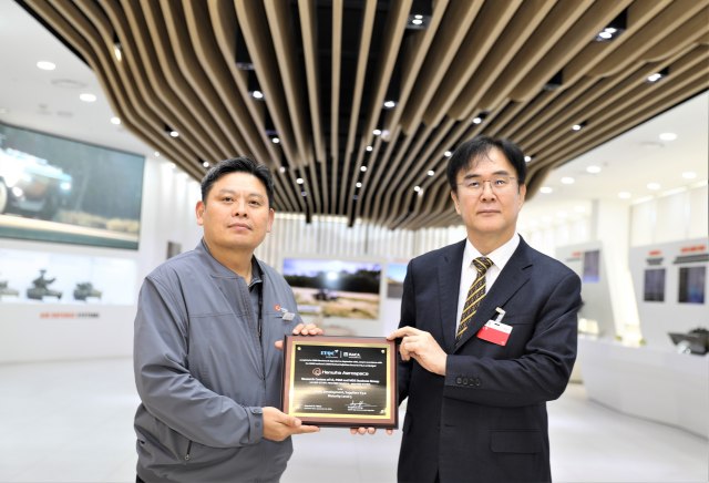 한화에어로스페이스 안홍규 임원(왼쪽)과 정상욱 CMMI High Maturity 선임심사원(ITQC 대표)이 인증 후 기념 촬영을 하고 있다. /한화에어로스페이스