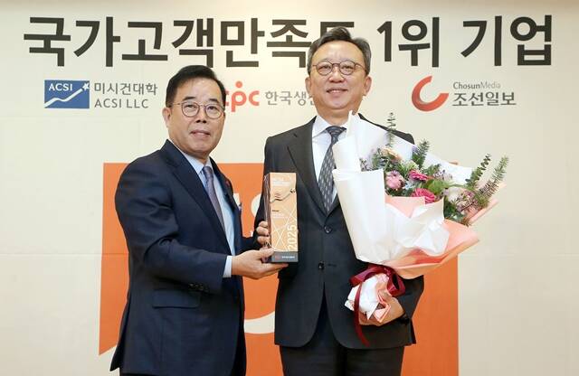12일 서울 중구 소재 롯데호텔에서 진행된 2025 국가고객만족도(NCSI) 시상식에서 정상혁 신한은행장(오른쪽)과 박성중 한국생산성본부 회장이 기념 촬영을 하고 있다. /신한은행