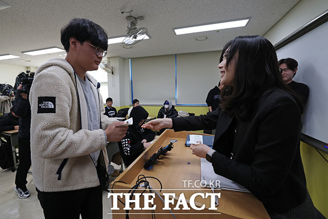 2026학년도 대학수학능력시험(수능)을 하루 앞둔 12일 오전 서울 은평구 은평고등학교에서 3학년 학생들이 수험표를 확인하고 있다. /남용희 기자