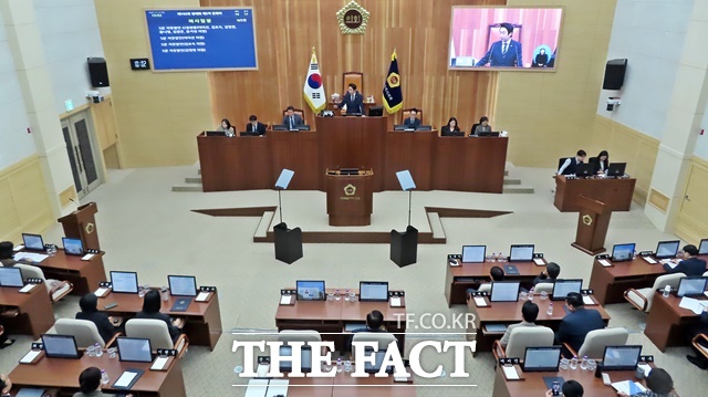 세종시의회가 12일 본회의장에서 102회 정례회 제2차 본회의를 열고 있다. /김형중 기자