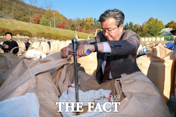 정용래 유성구청장이 지난해 진행된 ‘2024년산 공공비축미곡 매입’ 행사에서 매입미곡을 확인하고 있는 모습. /대전 유성구
