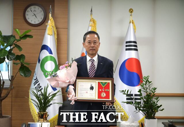 12일 김병근 충남개발공사 사장이 대한적십자사의 ‘최고명예대장’을 수상한 후 기념촬영을 하고 있다. /충남개발공사