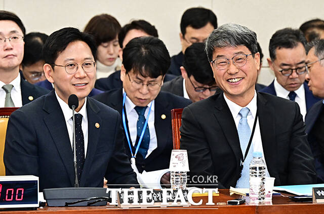 밝은 표정으로 대화하는 배경훈 과학기술부총리 겸 과학기술정보통신부 장관(왼쪽)과 반상권 방송미디어통신위원회 위원장 직무대리.