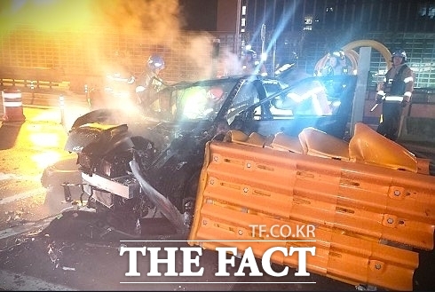 12일 오전 0시 47분쯤 경기 구리시 갈매동 세종포천고속도로 의정부 방향 갈매동구릉TG 앞에서 화재가 발생한 전기차 주변에서 소방 인력들이 잔불 정리를 하고 있다. /경기북부소방재난본부