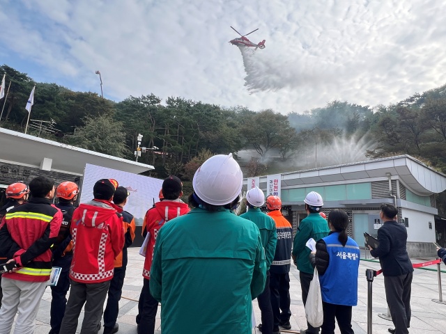 지난 10월 31일 낙산공원중앙광장에서 서울시는 '재난대응 안전한국훈련 및 긴급구조종합훈련'을 실시했다. /서울시