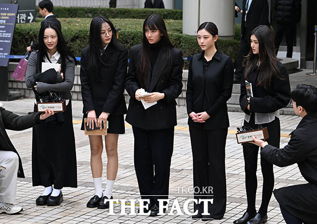 그룹 뉴진스의 하니 민지 혜인 해린 다니엘(왼쪽부터)이 모두 어도어로 복귀 의사를 밝혔다./더팩트DB