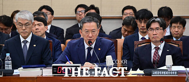 추미애 국회 법제사법위원장이 이날 회의를 주재하며 안경을 고쳐쓰는 모습.