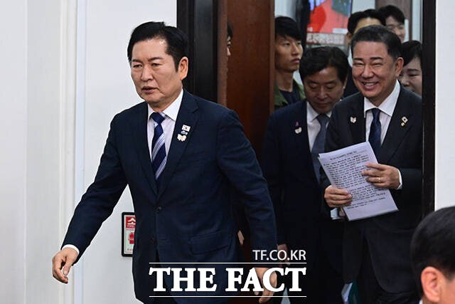 정청래 더불어민주당 대표(사진)가 12일 국기문란을 저지른 항명 검사들을 엄벌에 처해야 한다고 목소리를 높였다./남윤호 기자