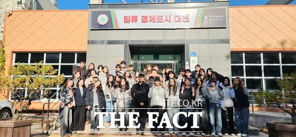 한국경마축산고등학교 32명이 12일 대전시설관리공단이 운영하고 있는 복용승마장을 견학했다. /대전시설관리공단