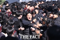  '후배들 덕분에 힘이 난다!' 수능 응원 받는 고3 수험생들 [TF사진관]