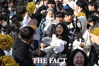  '수능 대박, 넌 할 수 있어!' 후배들 응원 받는 고3 수험생들 [TF사진관]