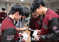  머리 맞대고 수험표 살피는 고3 수험생들 [포토]