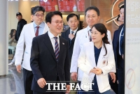  김민석 국무총리, 권역응급의료센터 현장점검 [TF사진관]