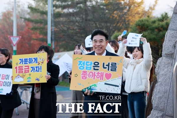 이응우 계룡시장이 2026학년도 대학수학능력시험 당일인 13일 오전 수헝생들을 응원하고 있다. /계룡시