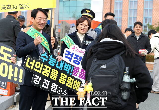 강진원 강진군수가 13일 강진고등학교를 찾아 수험생들을 응원하고 있다. /강진군