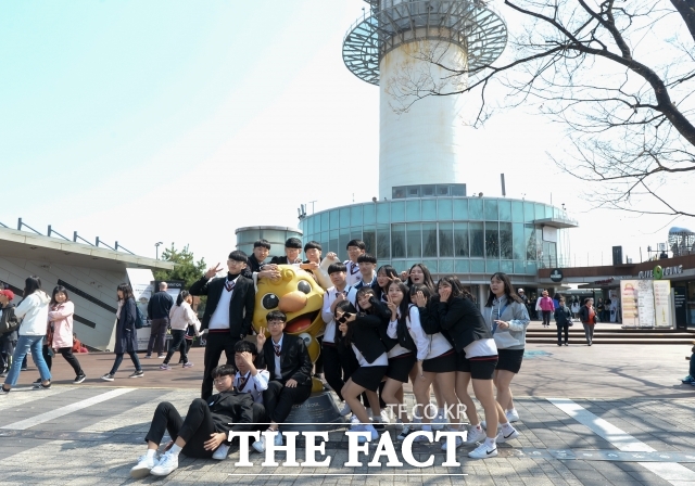 교육부는 13일 국회 본회의에서 '학교안전법' 등 3건의 일부개정법률안이 의결됐다고 밝혔다. 사진은 수학여행으로 남산타워를 찾은 학생들/더팩트 DB