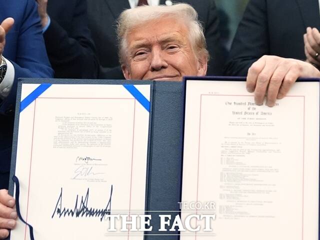 도널드 트럼프 미국 대통령이 12일(현지시간) 밤 10시24분(한국시간 13일 낮 12시24분)께 미 하원을 통과한 단기 지출 법안(임시 예산안)에 서명했다. 그는 정부가 다시는 폐쇄돼선 안 된다며 이런 식으로 나라를 운영할 수는 없다고 강조했다. 사진은 서명을 마친 트럼프 대통령. /AP.뉴시스