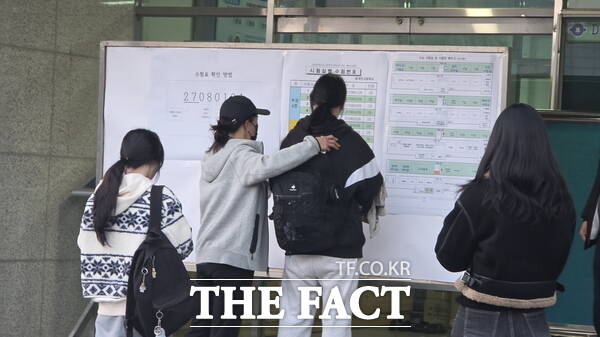 2026학년도 대학수학능력시험이 치러지는 13일 오전 대전 대덕구 중리동 동대전고등학교에서 한 수험생과 학부모가 수험장을 확인하고 있다. /정예준 기자