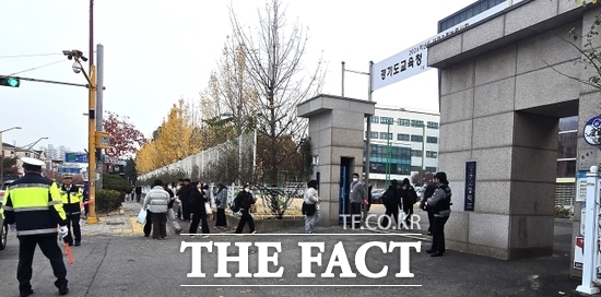 13일 2026학년도 대학수학능력시험이 치러진 경기 부천시 원미구 상도고등학교 정문에서 일부 재학생들과 학무모들이 수험생들에게 응원을 보내고 있고 경찰들은 차량 통제를 하고 있다. /부천=김동선 기자