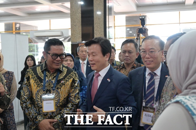 조규일 진주시장(가운데)이 이끄는 글로벌 시장개척단이 인도네시아를 방문해 다양한 분야의 교류와 협력으로 수출지원을 펼치고 있다. /진주시