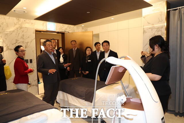 가세로 태안군수(왼쪽)와 성일종 국회의원(오른쪽) 등이 태안해양치유센터 내 시설을 둘러보고 있다. /태안군