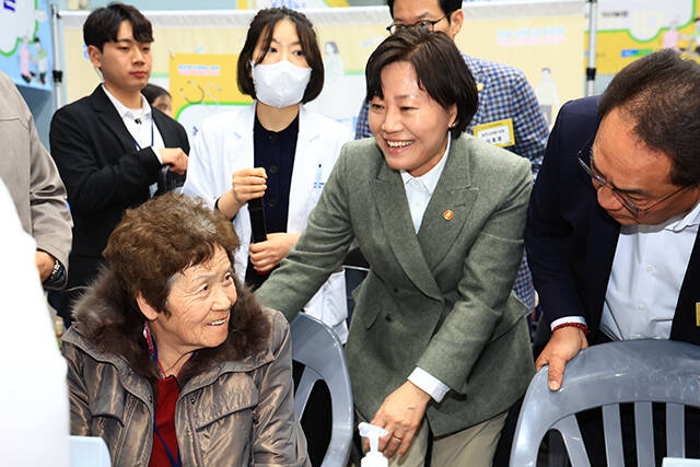 지난 3월 18일 경기 포천시 가산체육문화센터에서 열린 농촌 왕진버스 진료 현장에서 송미령 농림축산식품부 장관이 지역주민들과 인사를 나누고 있는 모습./농림축산식품부