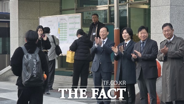 2026학년도 대학수학능력시험이 치러지는 13일 오전 대전 대덕구 중리동 동대전고등학교에서 설동호 대전시교육감이 고사장에 입실하는 수험생들을 응원하고 있다. /정예준 기자