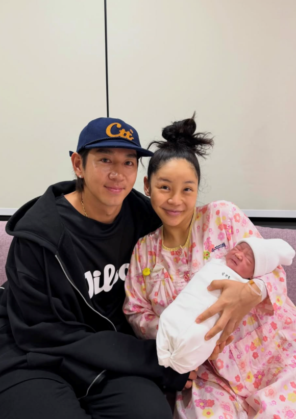 야구선수 출신 이대은(왼쪽)과 래퍼 트루디 부부가 결혼 4년 만에 득남했다. /트루디 소셜미디어