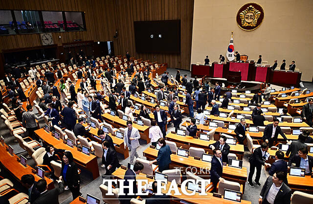 국회는 13일 오후 본회의를 열고 국회 법제사법위원회를 통과한 54건의 비쟁점 법안을 의결했다./배정한 기자