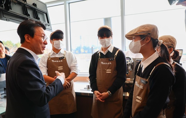 김민석 국무총리는 13일 카페 개소를 준비 중인 자립준비 청년들을 만나 격려하고 애로사항을 들었다. /총리실