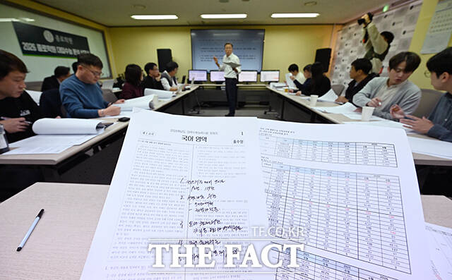 2026학년도 대학수학능력시험일인 13일 오전 서울 양천구 목동종로학원에 마련된 수능 분석 상황실에서 임성호 종로학원 대표와 국어과 강사진들이 국어 영역 문제에 대해 분석하고 있다. /서예원 기자