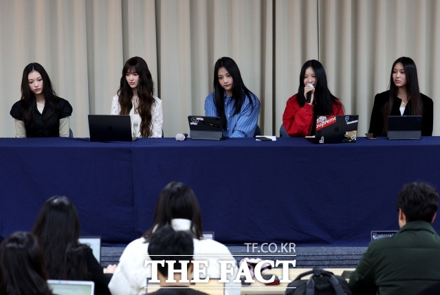 걸그룹 뉴진스가 지난해 12월 28일 서울 강남구 스페이스쉐어 삼성역센터에서 어도어와의 전속계약 해지 관련 긴급 기자회견을 하고 있다. 왼쪽부터 해린, 다니엘, 하니, 민지, 혜인. /더팩트 DB