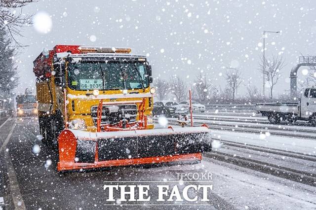 서울시설공단은 겨울철 시민 안전 확보를 위한 종합대책을 수립해 본격 가동에 들어간다./서울시