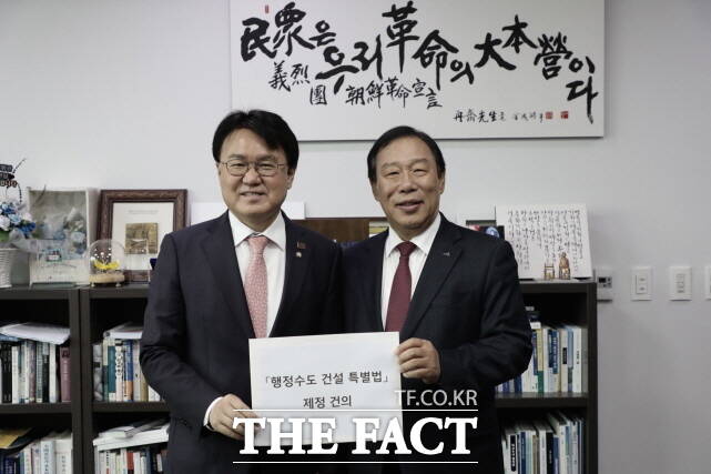 최민호 세종시장(오른쪽)이 13일 항운하 의원를 만나 내년도 정부예산 확보 지원을 요청하고 있다. /세종시