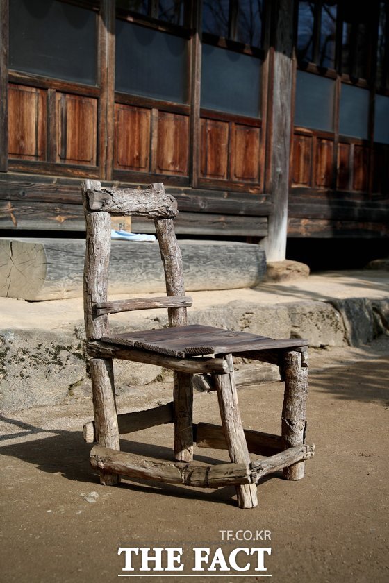 순천 송광사 불일암에서 법정스님이 직접 제작해 사용한 ‘빠삐용 의자’. /순천시