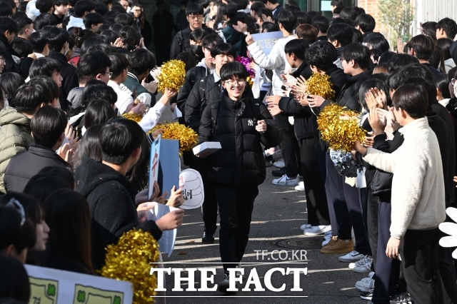 2026학년도 대학수학능력시험(수능)을 하루 앞둔 12일 오전 서울 은평구 은평고등학교에서 1,2학년 학생들이 수험표를 받은 뒤 학교를 나서는 수험생들을 응원하고 있다. /남용희 기자