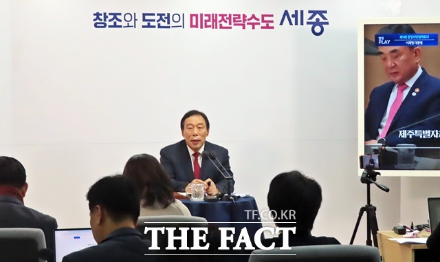 13일 세종시청 정읍실에서 기자간담회를 열고 있는 최민호 세종시장. /김형중 기자